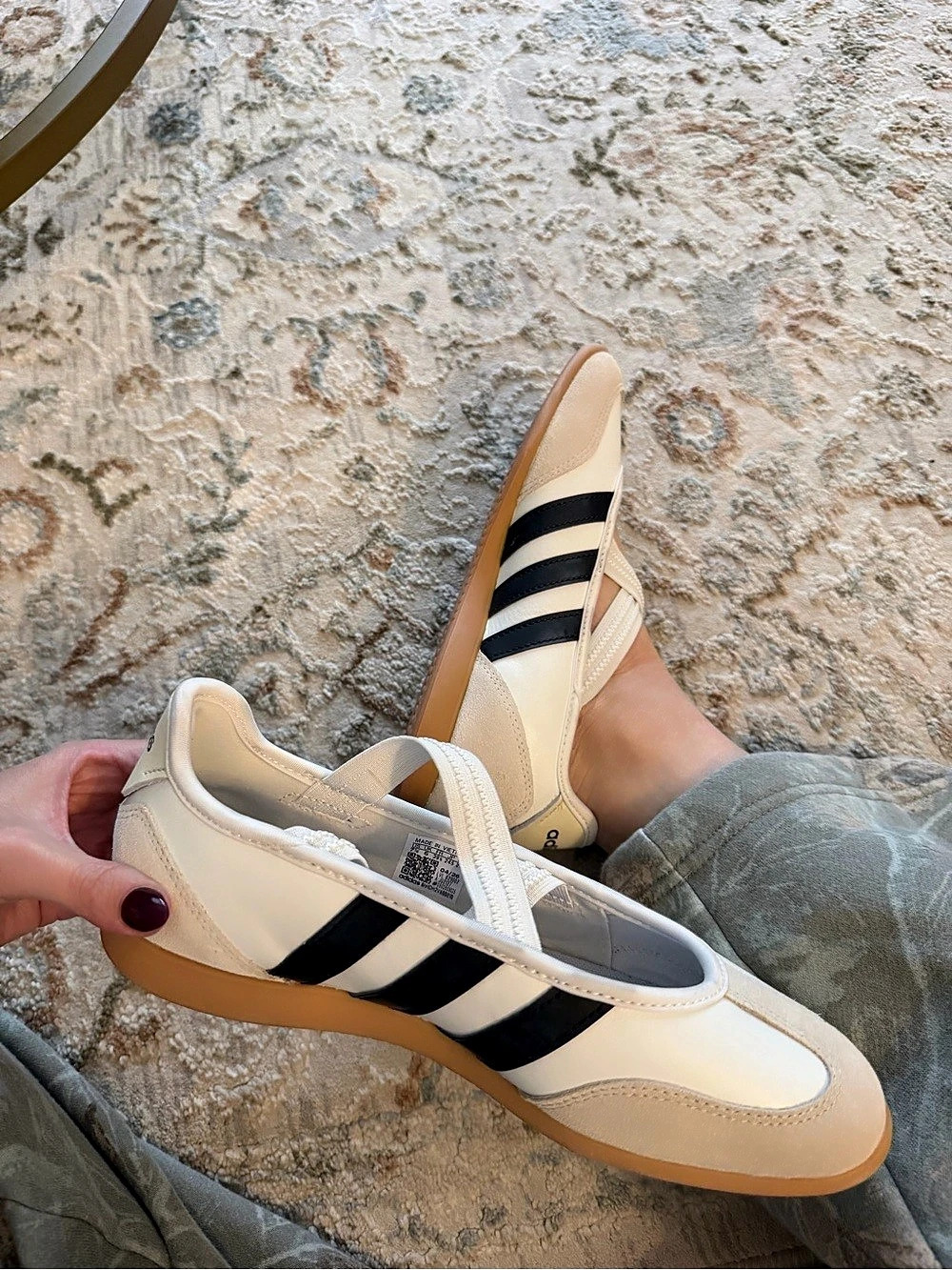 adidas Cloudfoam Striped Sneakers in White & Black US 7.5 Like New